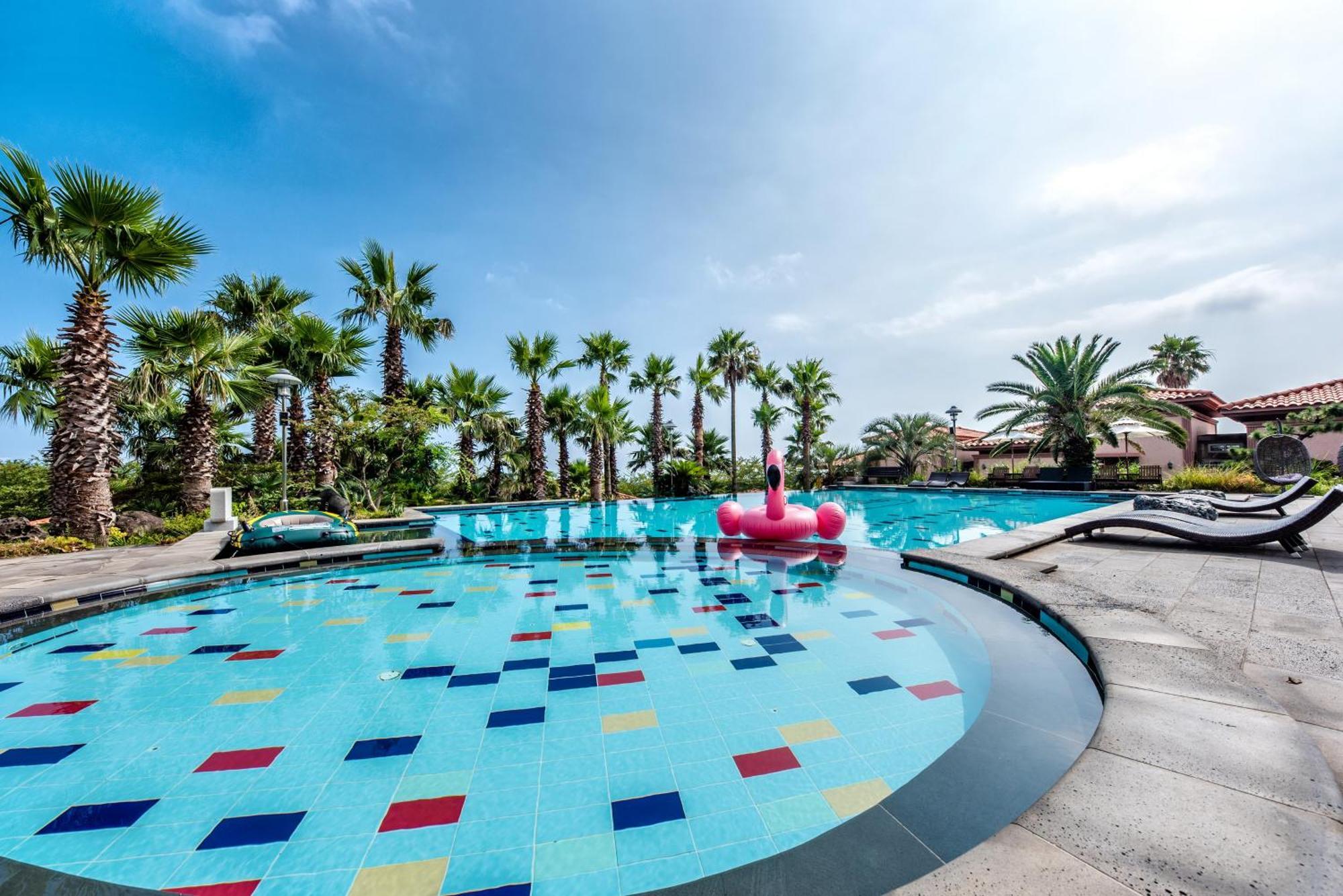 Palm Valley Resort Сеогвипо Екстериор снимка