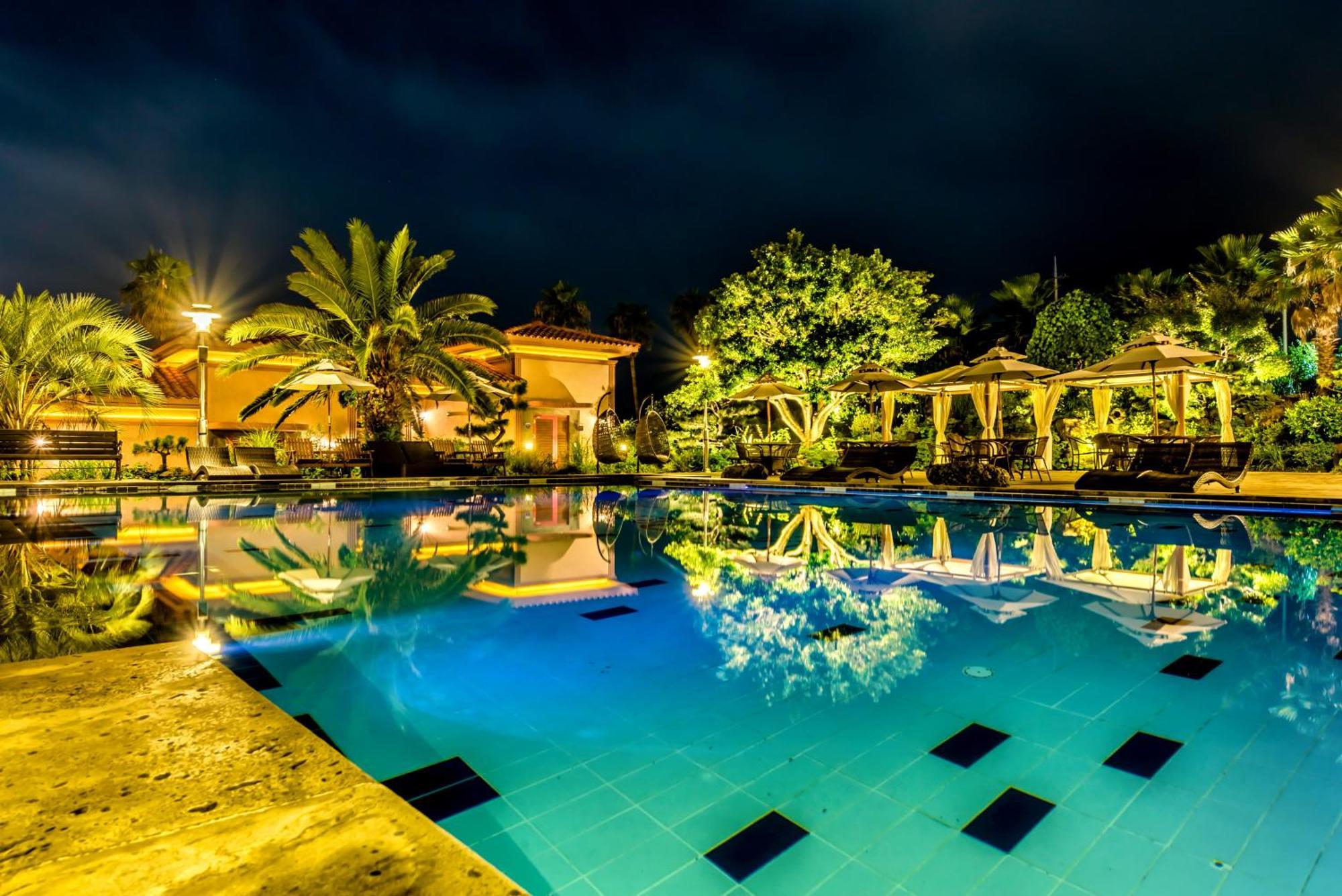 Palm Valley Resort Сеогвипо Екстериор снимка