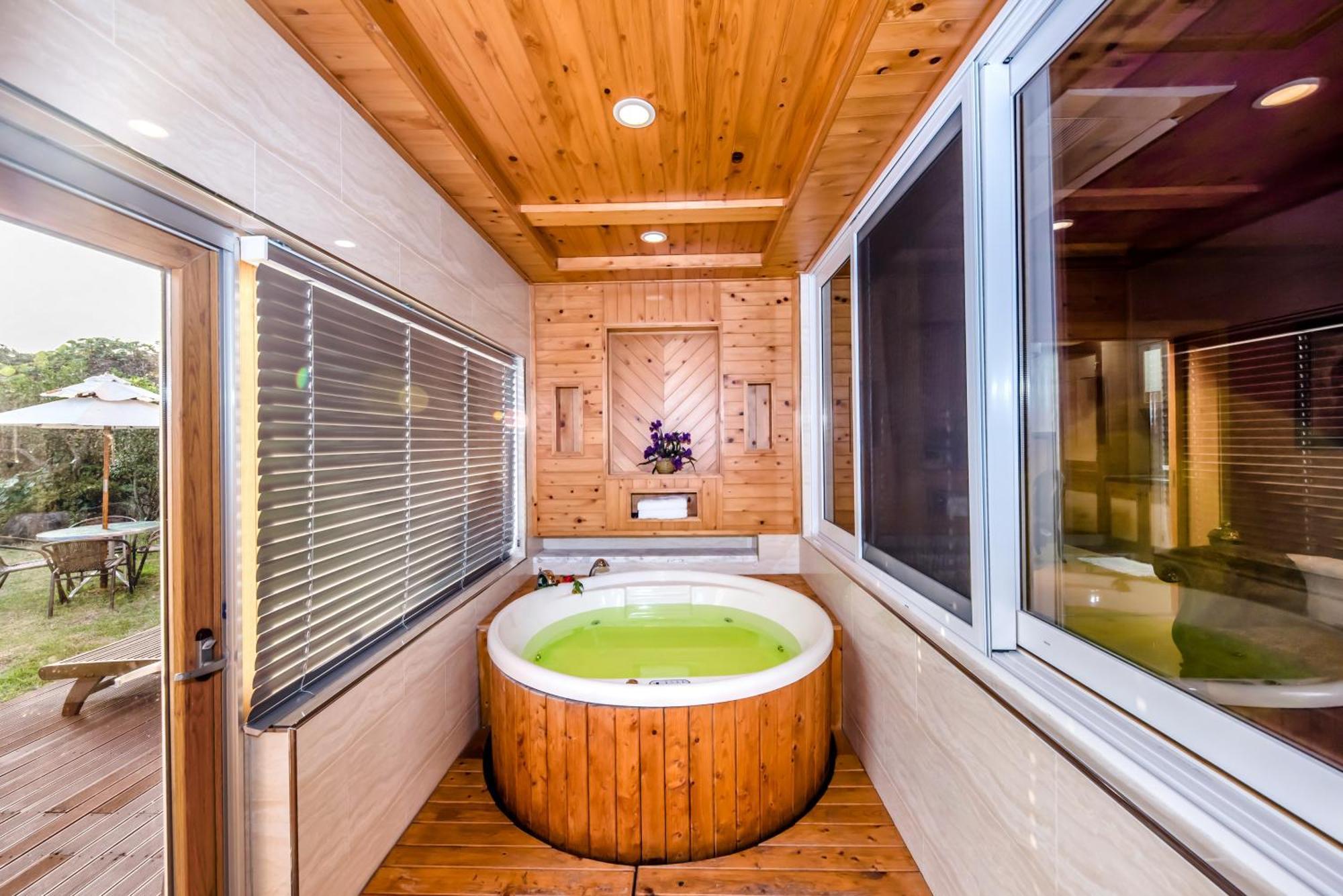 Palm Valley Resort Сеогвипо Екстериор снимка
