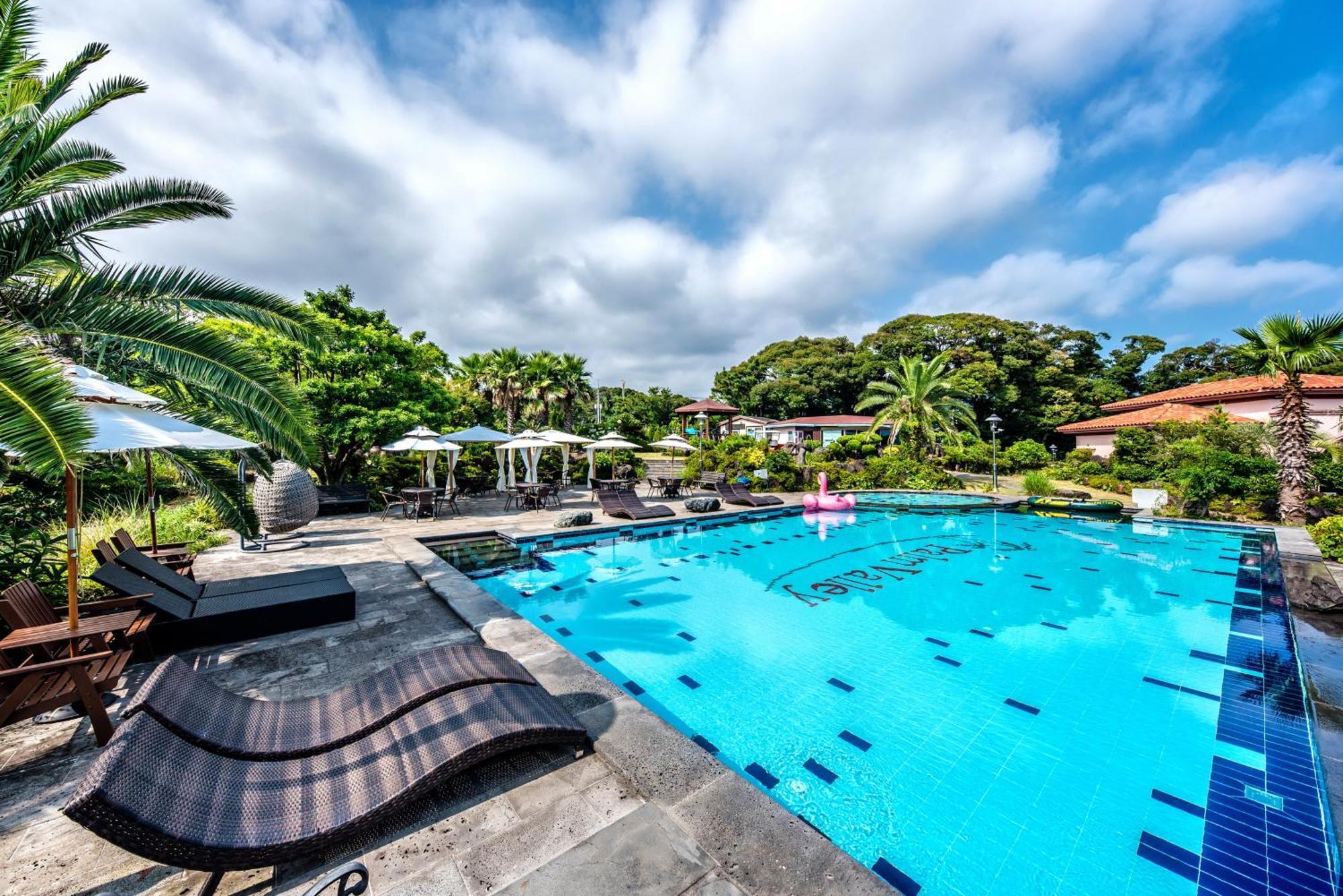 Palm Valley Resort Сеогвипо Екстериор снимка
