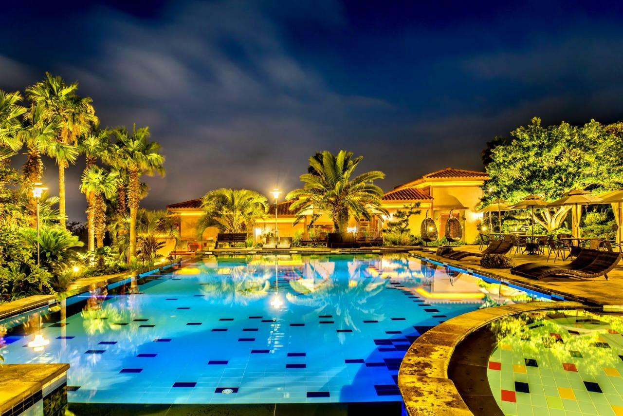 Palm Valley Resort Сеогвипо Екстериор снимка
