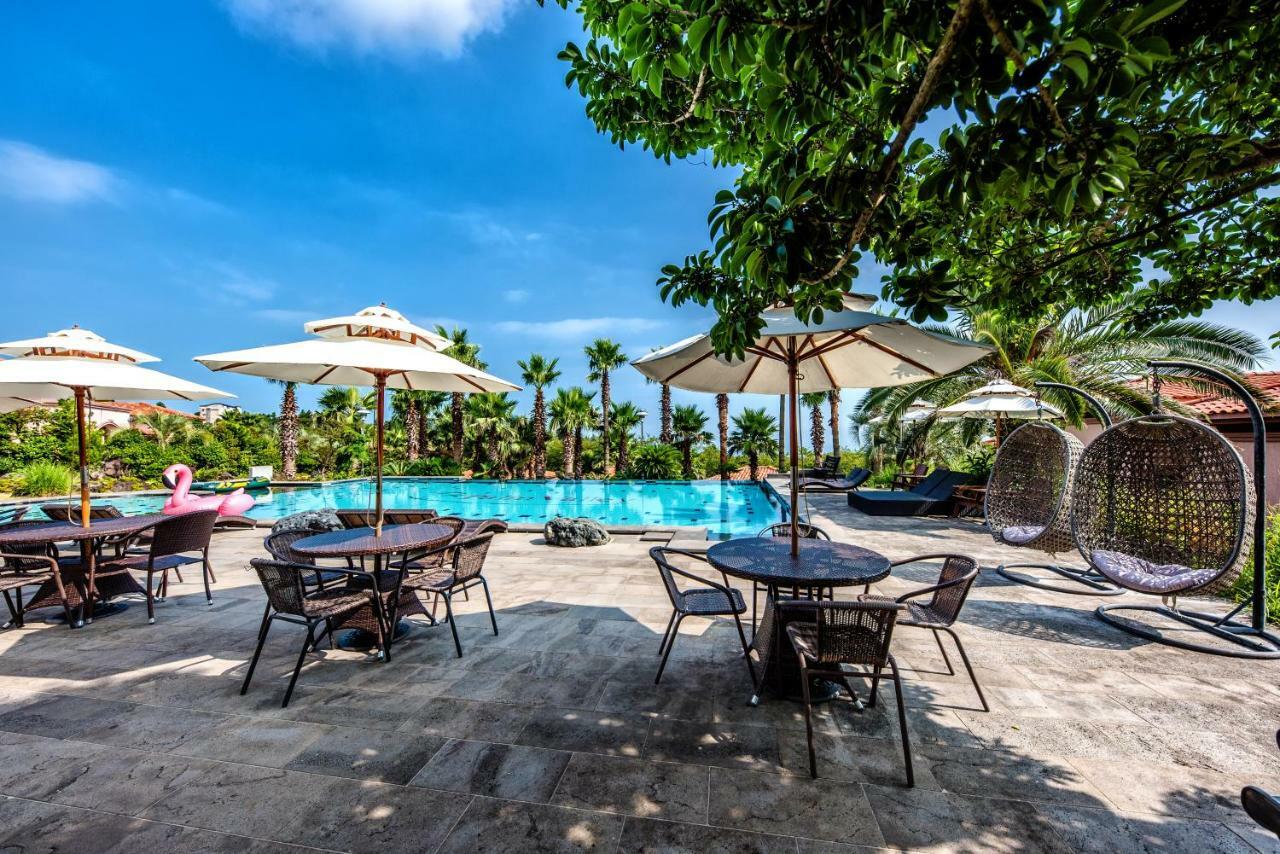 Palm Valley Resort Сеогвипо Екстериор снимка