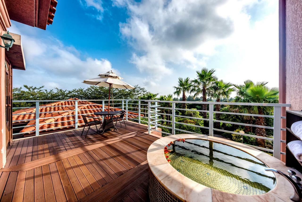 Palm Valley Resort Сеогвипо Екстериор снимка