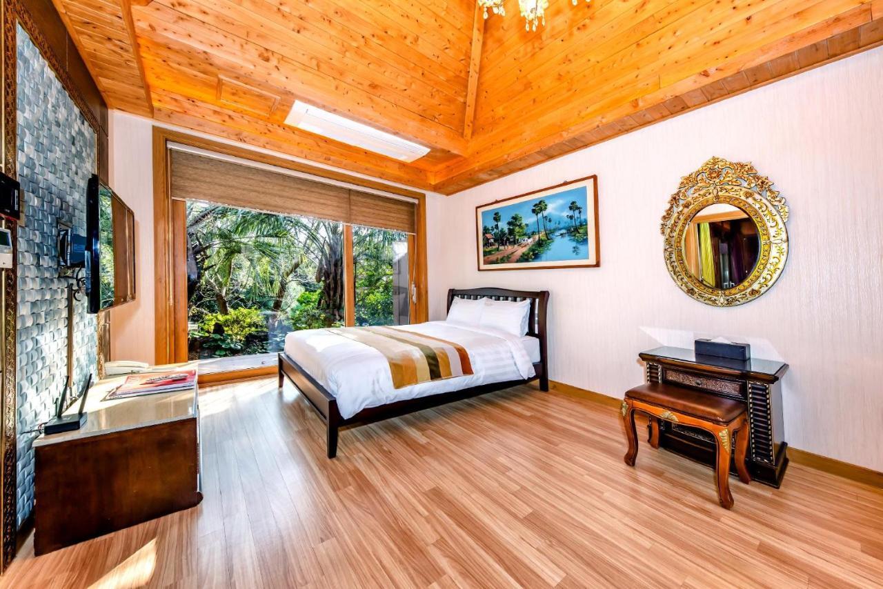 Palm Valley Resort Сеогвипо Екстериор снимка