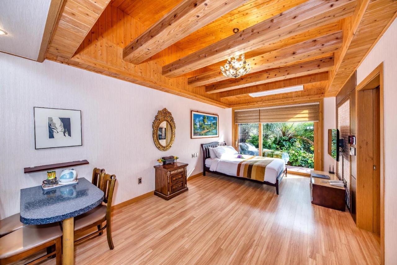 Palm Valley Resort Сеогвипо Екстериор снимка